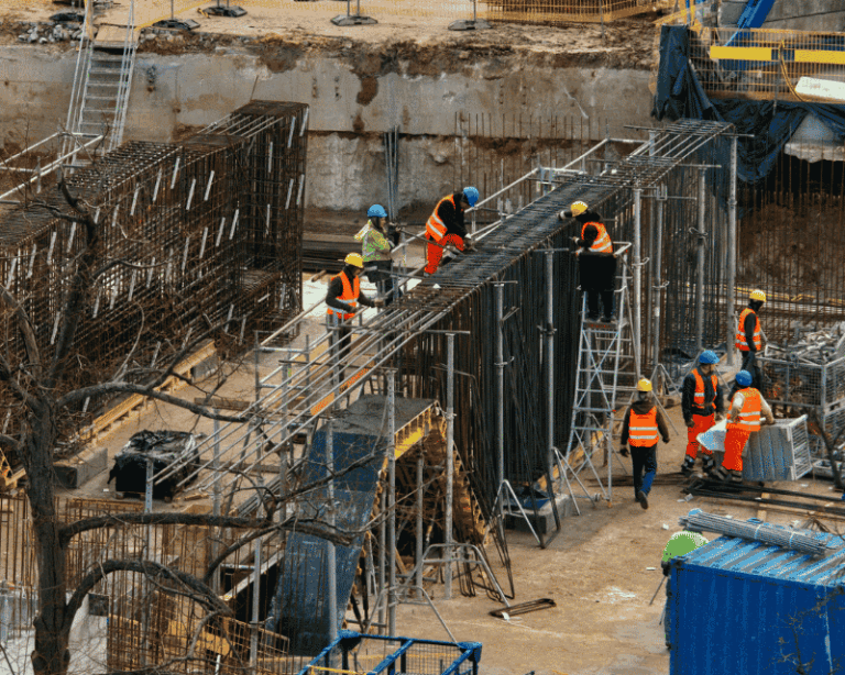 האבסורד בענף הבנייה: משק קורס מחוסור חמור בידיים עובדות – בעוד מכסת העובדים הזרים הגיעה לסיומה